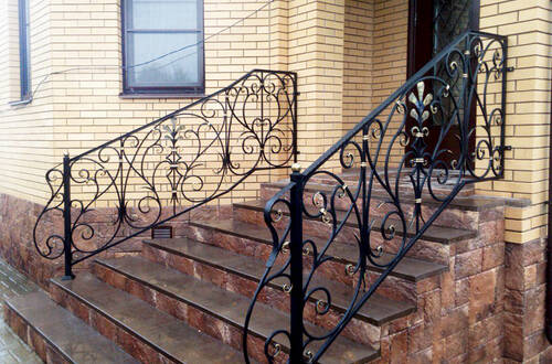 Изготовили и установили 2 вида лестничных ограждений, а также балконное ограждение на объекте в КП «Гольяны»